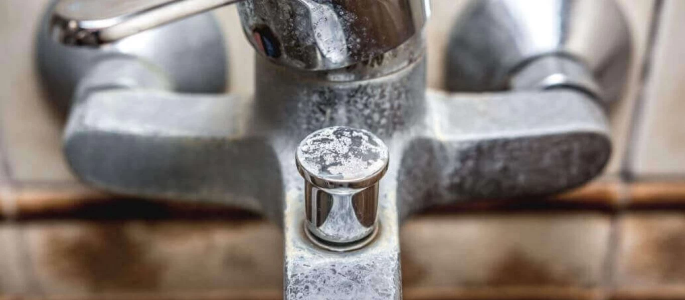 Πώς θα βγάλετε εύκολα τα άλατα από τον νιπτήρα (βίντεο)